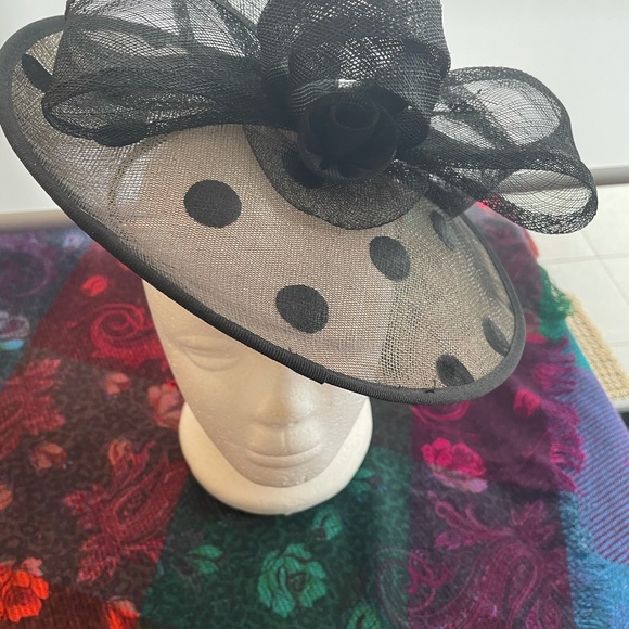 Leona Edminston Fascinator/headpiece. - Picture 3 of 6